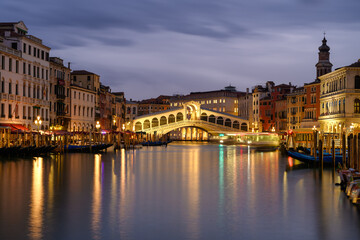 Rialtobrücke in der blauen Stunde