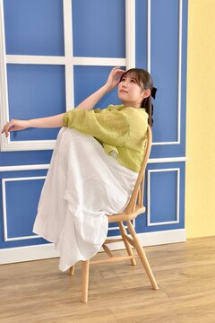 椅子に座る若い女性