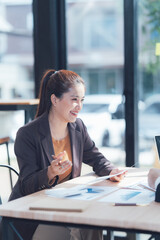 Obraz premium Businesswomen Meeting: A confident businesswoman, radiating warmth and professionalism, engages in a meaningful conversation with a colleague.