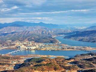 Obraz premium A panoramic view of the Han River from the top of the mountain, South Korea