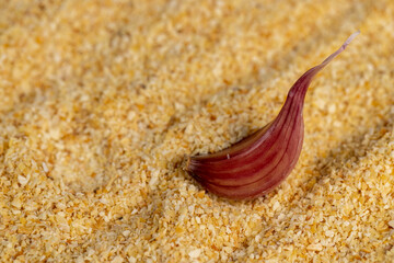dried crushed garlic fruits for cooking
