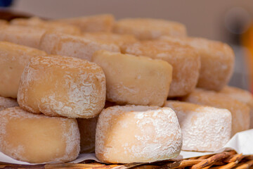 Käse in einem Weidenkorb, Marktstand