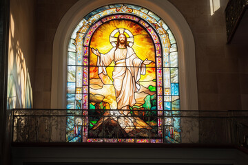 Obraz premium Stained glass window depicting the resurrection of Christ during Easter celebrations in a Catholic church setting