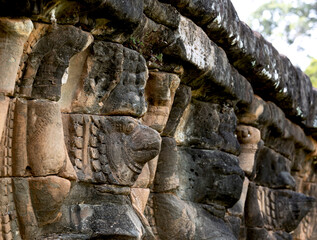 galeria de personajes estrambóticos en el muro