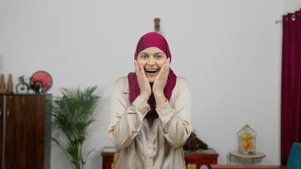Obraz premium Surprised Muslim Woman in Hijab Scarf Smiling and Looking in the Camera