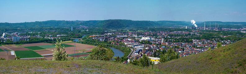 Obraz premium Aussicht in Richtung Saarlouis und die Saar, von der Bergenhalde Duhamel bei Ensdorf, Saarland, Deutschland