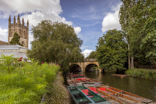 Punts on the river Cherwell next to Oxford botanic gardens and Magdalen Bridge , Oxfordshire, England