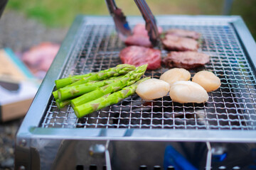バーベキューで肉や野菜を焼く
