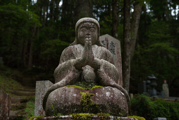 Obraz premium Statue of Kūkai as a child, posthumously known by the title Kōbō-Daishi (“The Child Grandmaster”) in Okunoin Cemetery, located on Mount Koya or Koyasan.