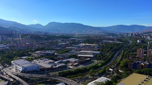 Video realizado con drone en un extraordinario d&iacute;a de verano y un azul del cielo inigualable, desde el barrio Jardines en Envigado. Se observa tambi&eacute;n ampliamente la ciudad de Medell&iacute;n.