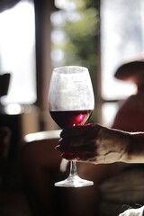 copa de vino en mano