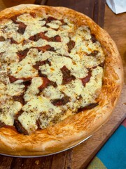 Pizza casera de queso y jamón serrano y aceitunas