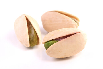 ピスタチオ 3粒 グリーン 白背景