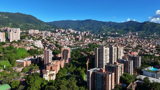 Video realizado con drone en un extraordinario d&iacute;a de verano y un azul del cielo inigualable, desde el barrio Jardines en Envigado. Se observa tambi&eacute;n ampliamente la ciudad de Medell&iacute;n.