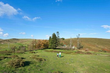 Couple descending through the countryside at the Puerto del Escudo