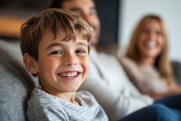 Obraz premium Happy boy smiles with family in the living room