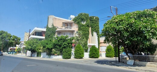 Obraz premium Street of a Mediterranean resort town with charming houses, seaside views, warm sunlight, and a relaxing holiday atmosphere by the blue sea 