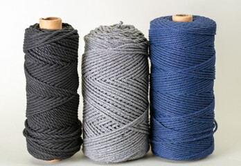 Mehrere Garnspulen aus dicker Baumwolle, Macramee