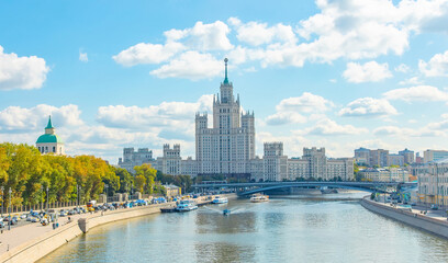 Obraz premium Scenic view of Moskva River and Stalinist architecture in Moscow city centre, Kotelnicheskaya Embankment Building on background