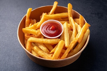Goldbraune köstliche Pommes frites mit Ketchup
