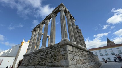 Templo Romano de &Eacute;vora: Um S&iacute;mbolo Intemporal do Imp&eacute;rio