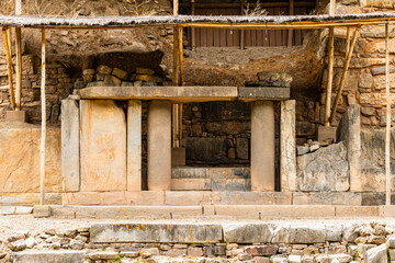 Columnas Ancestrales: Detalle Arquitectónico del Templo Chavín