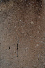 Imagen vertical de una pared de cemento vieja con oxido color café
