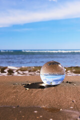 Obraz premium A beach landscape on a crystal ball