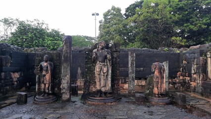 Ruinas de estatuas de buda de pie en la sagrada ciudad antigua de Pollonnaruwa, Sri Lanka