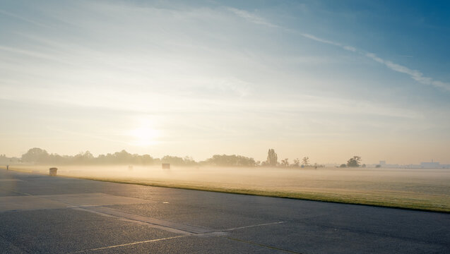 Morgennebel &uuml;ber dem herbstlichen "Tempelhofer Feld" in Berlin