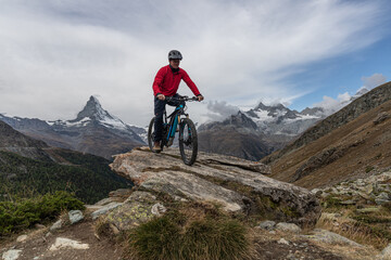 Fototapeta premium Radeln am Matterhorn