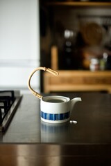 取手の付け根部分が割れてしまった陶器の急須