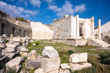 The remains of an Opramoas monument, aqueduct, a small theater, a temple of Asclepius, sarcophagi, and churches from Rhodiapolis, which was a city in ancient Lycia. Today it is located in Kumluca