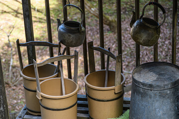 お墓を清めるための桶と柄杓 © Hiroshi Tsuchiya