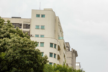 Pr&eacute;dios de arquitetura cl&aacute;ssica com c&eacute;u ao fundo. 