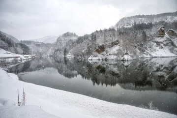 福島県三島町　雪が舞う只見川の冬の風景

