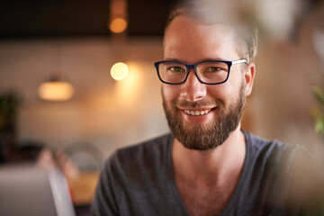 Obraz premium Portrait, man and happy with laptop in cafe for internet connection, remote work or planning creative blog. Entrepreneur, freelancer and flare with technology at restaurant for project break or relax