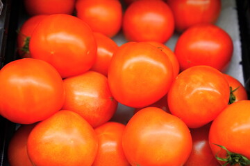 積まれた新鮮なトマト スーパーの野菜コーナー