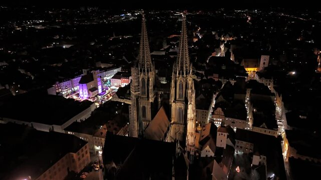 Dom St. Peter zu Regensburg, kurz Regensburger Dom, Deutschland, Luftaufnahme bei Nacht. Regensburg Cathedral most important church and landmark of city of Regensburg Germany, aerial view at night. 