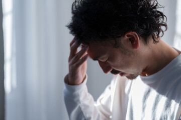 悩む中年男性