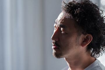 悩む中年男性