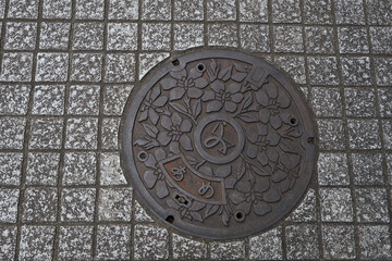 クチナシの花が描かれた大府市のマンホールの蓋