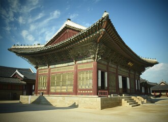Fototapeta premium Pretty traditional temple at the Gyeongbokgung Palace in Seoul, South Korea on a sunny day