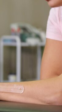 Male therapist measuring female patient hand with goniometer