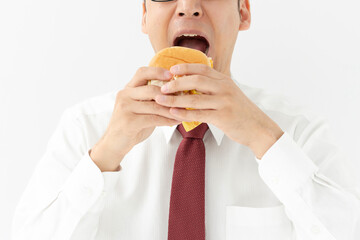 ハンバーガーを食べる男性