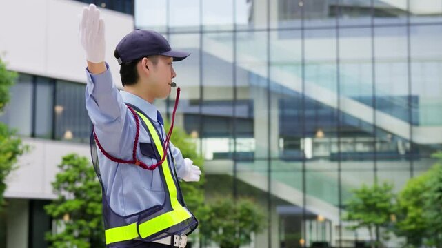 交通整理をする交通誘導員