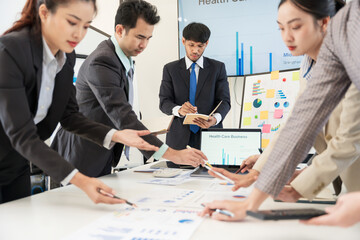 Fototapeta premium Asia business meeting consultations of business people in the company's meeting room. 