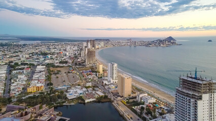 Toma aérea con drone del puerto de Mazatlán al atardecer  © José Manzanilla