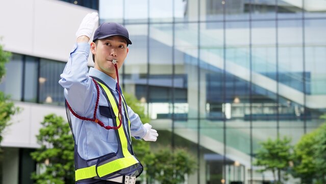 交通整理をする交通誘導員