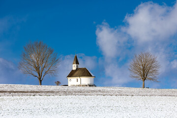 Schoiner Kapelle bei Schalchen am Chiemsee, Bayern, im Winter